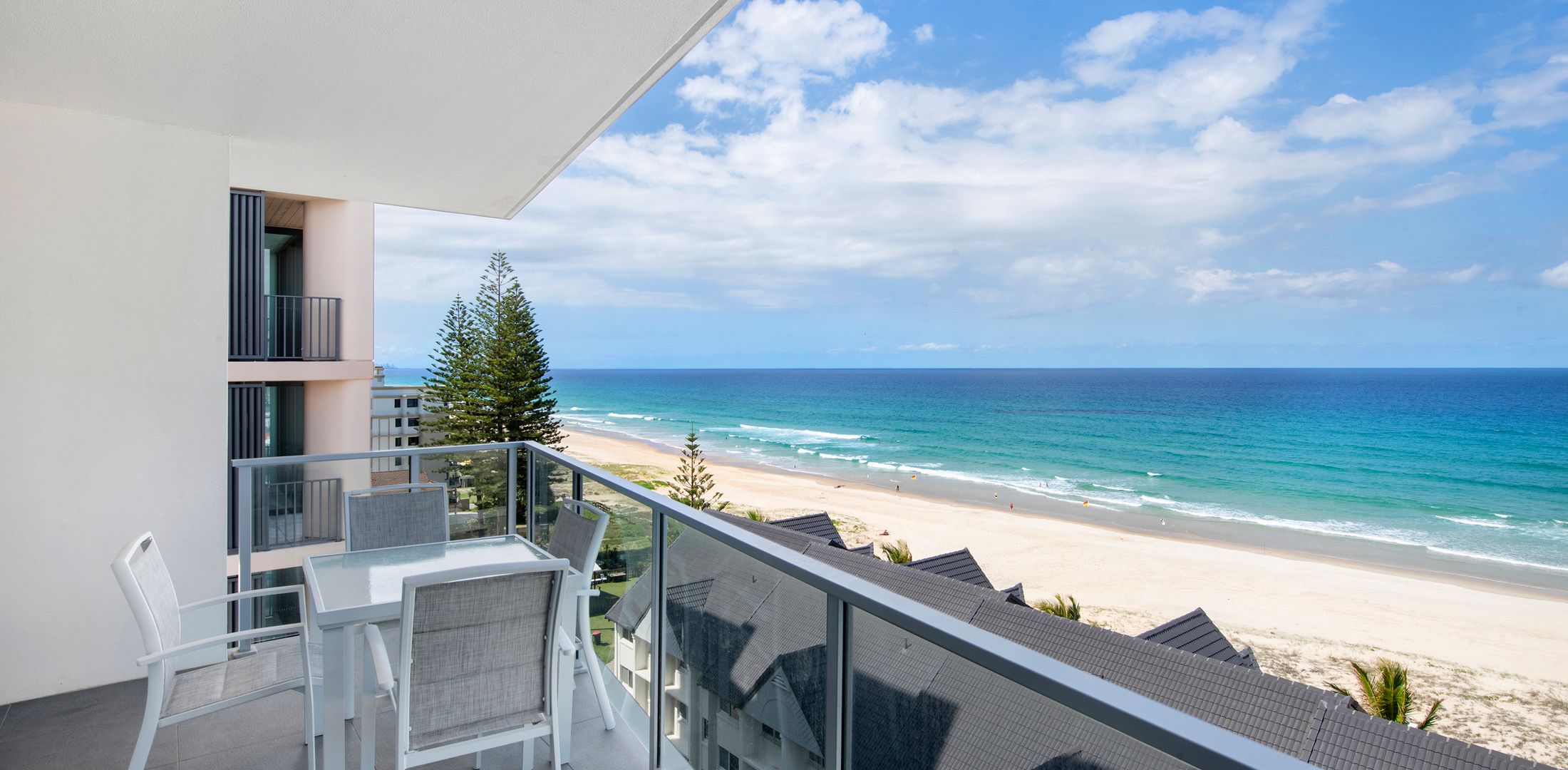 Ocean Views Apartment with Rooftop Pool