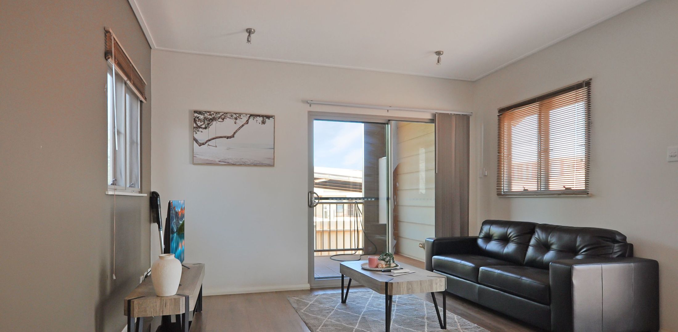 Contemporary Crib Generous 1×1