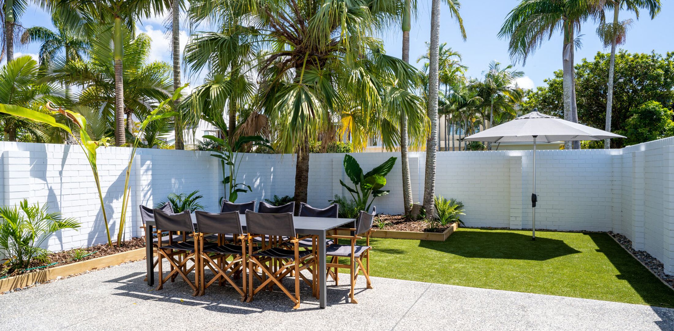 The Oasis – private courtyard – location – pet
