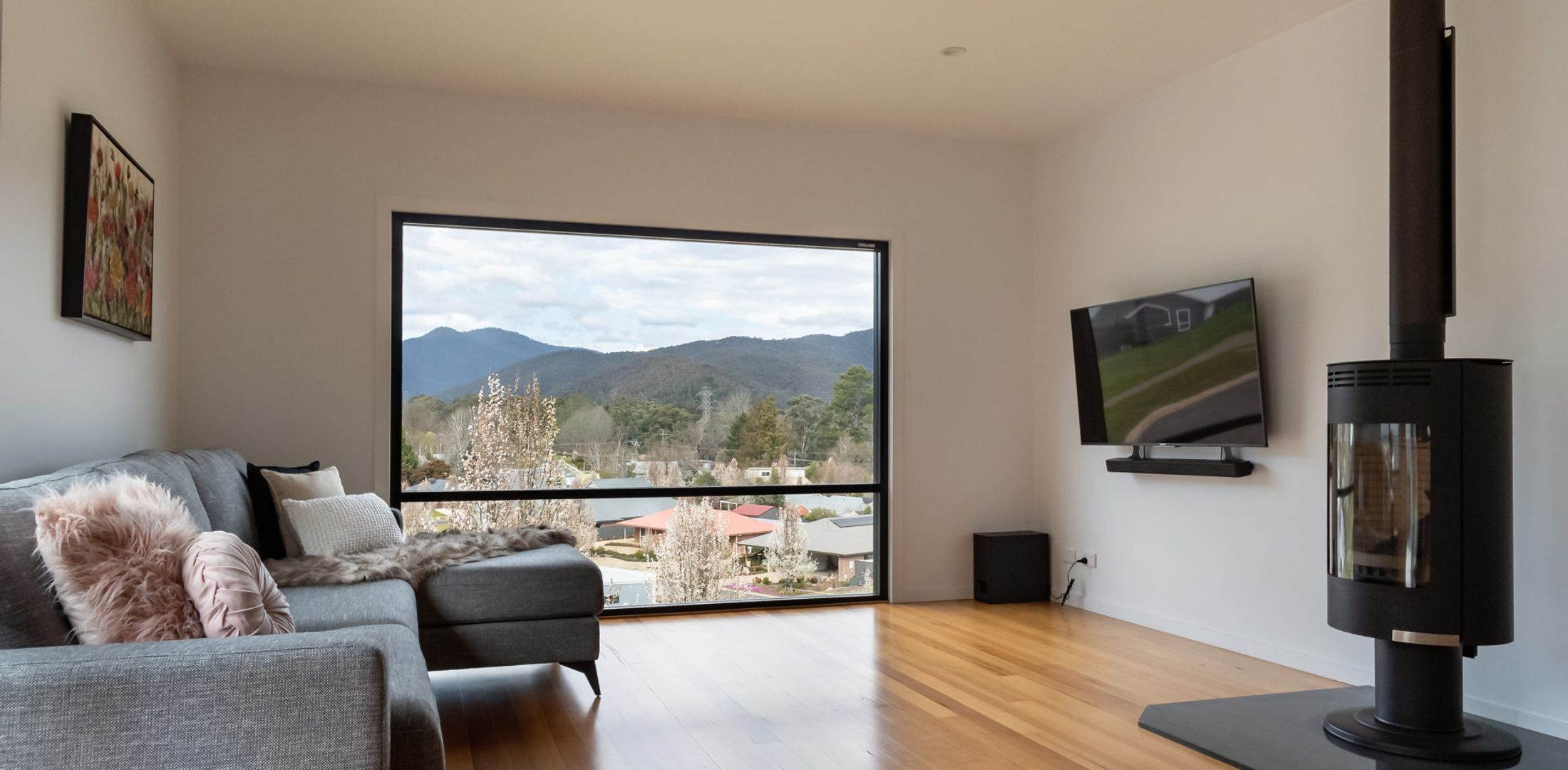 Balcony to Bogong – modern house ten minute stroll to town