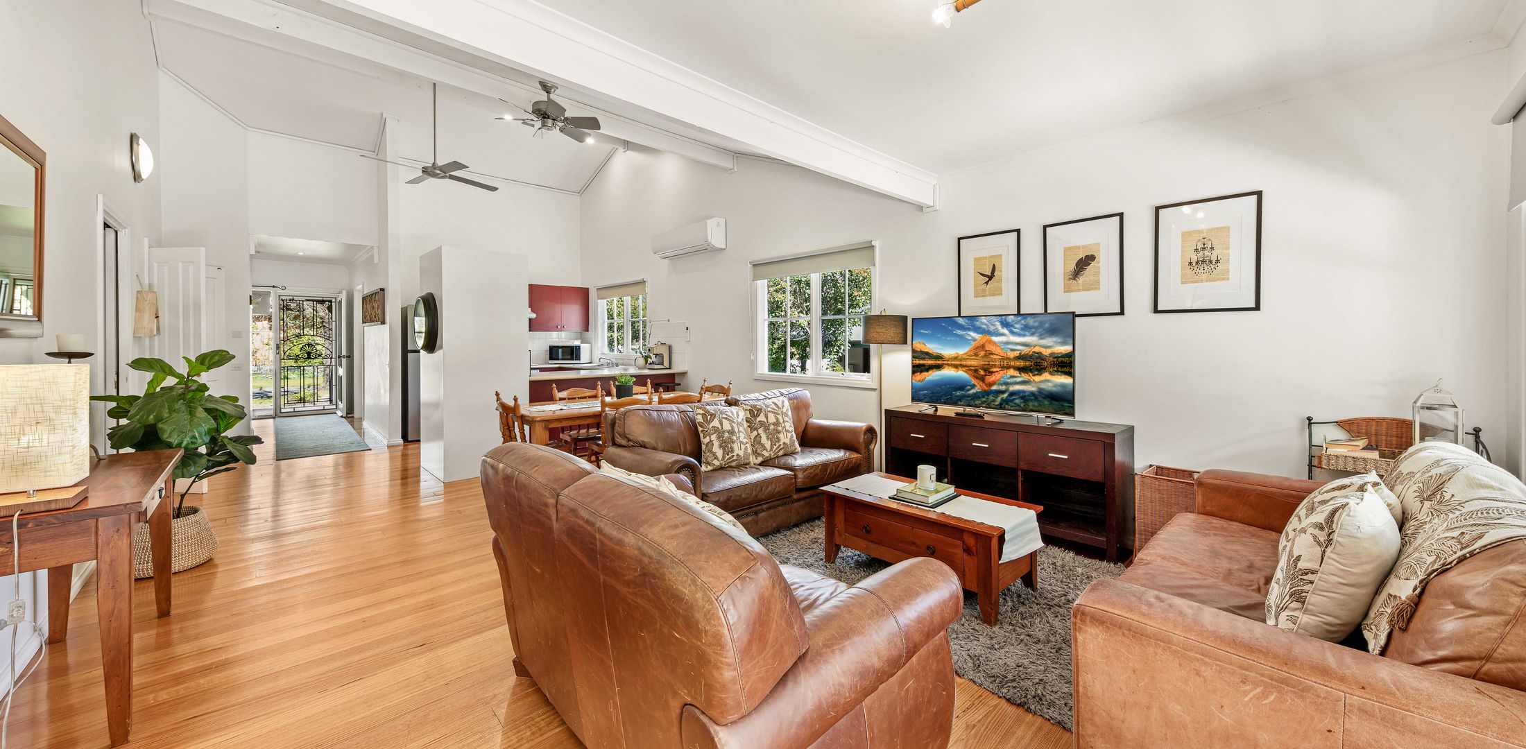 Corinda Cottage – 4 bedroom pet friendly five minute walk to town and Ovens River.