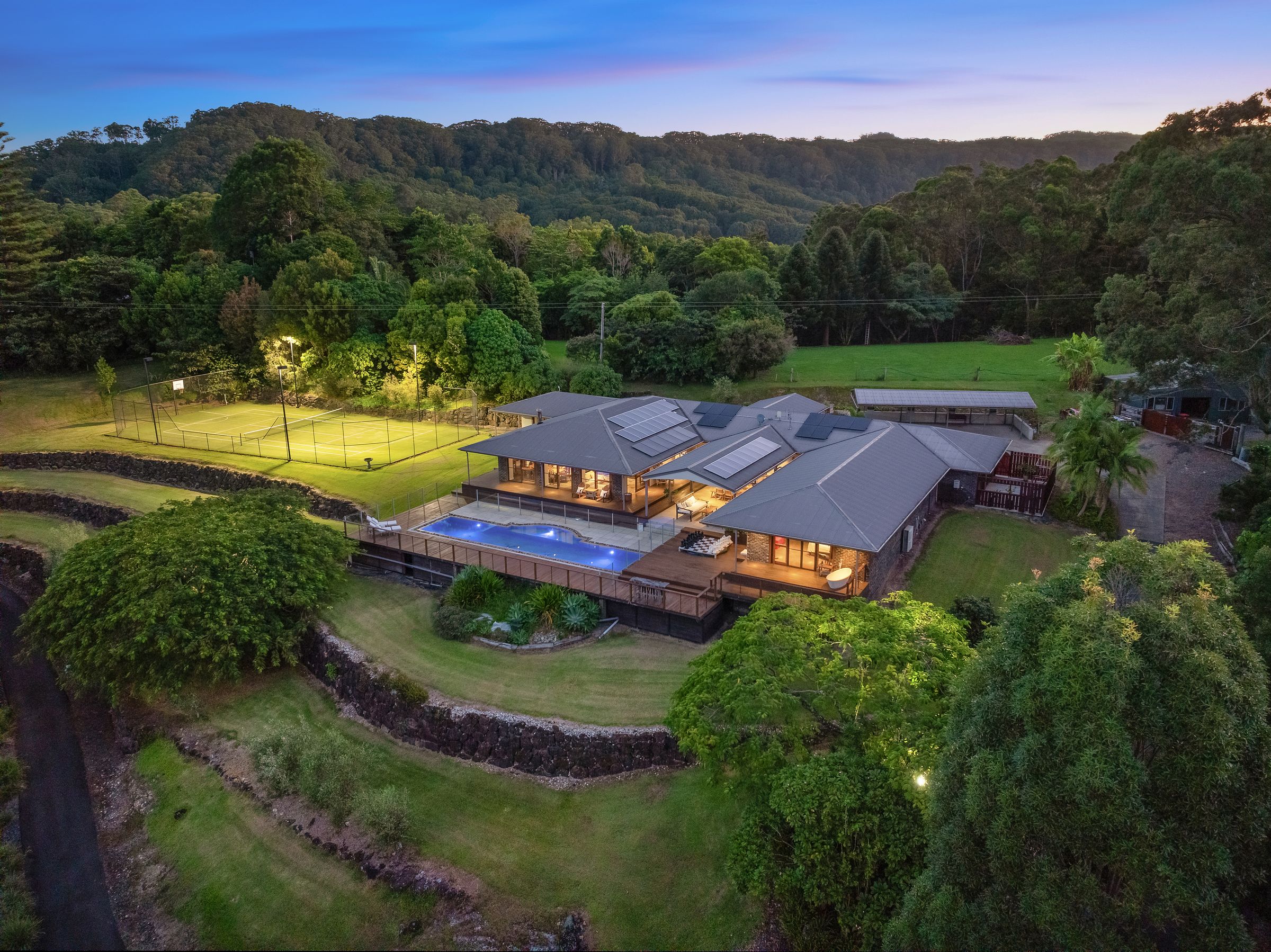 Oluka Vista Panoramic Hill Top Estate w Pool Cinema Tennis Court