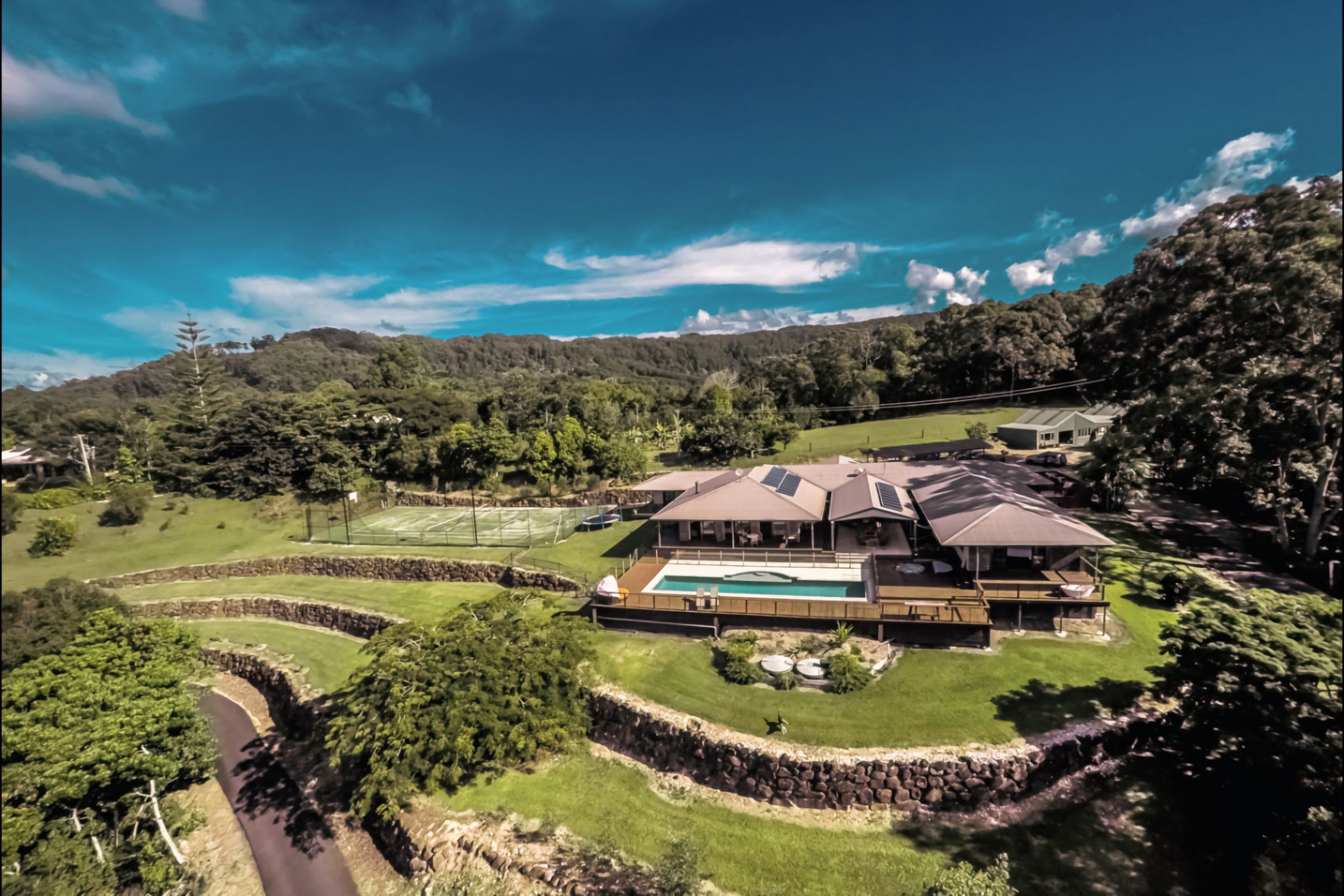 Oluka Vista Panoramic Hill Top Estate w Pool Cinema Tennis Court