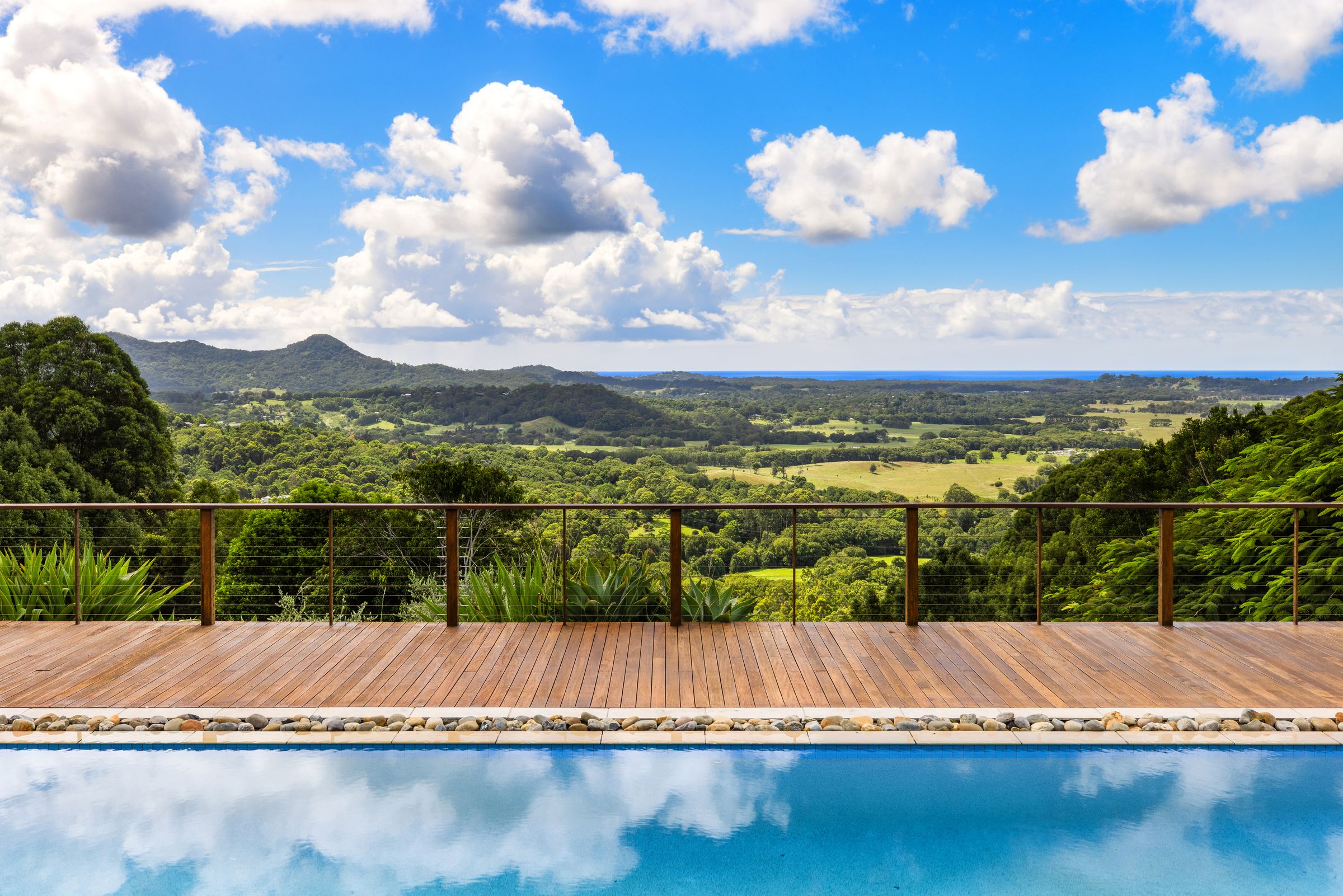 Oluka Vista Panoramic Hill Top Estate w Pool Cinema Tennis Court