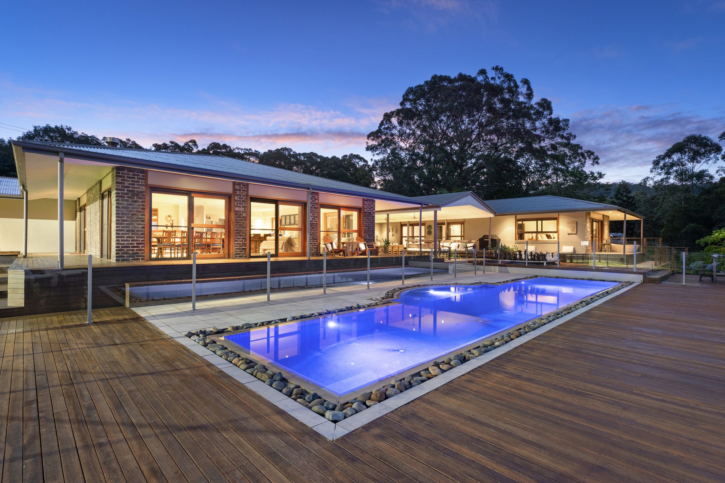 Oluka Vista Panoramic Hill Top Estate w Pool Cinema Tennis Court