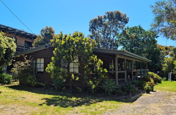 Lyall Street Beach Cabin