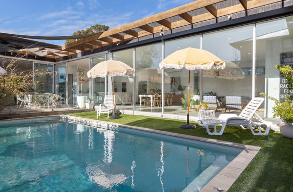 POOLSIDE PARADISE - MOUNT ELIZA
