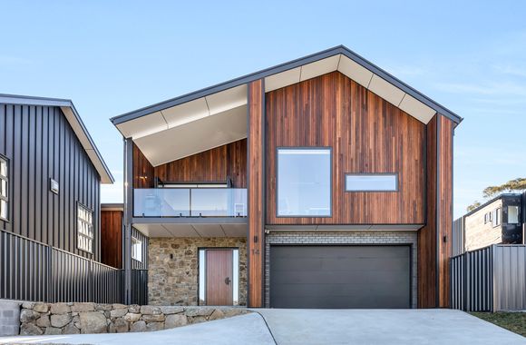 Abbott Retreat – Spa, EV Charger & Premium Luxury – 14 Abbott Street