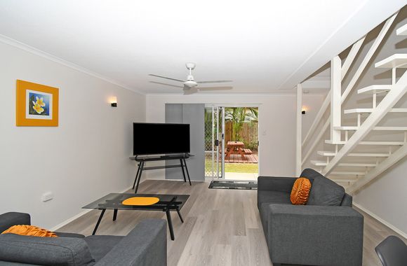 Coast Apartments Large 2 Bed 1 Bathroom with Pool