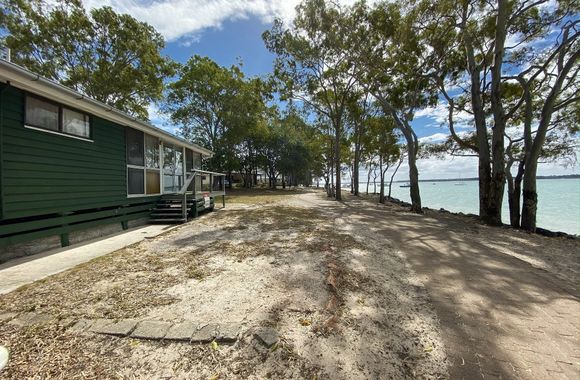 Stafford Hall - Burrum Heads- Riverfront- 3BR- Great Views