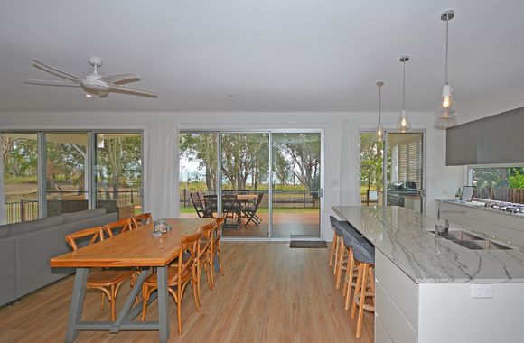 Beachside - Burrum Heads- Beachfront - 3BR- WIFI