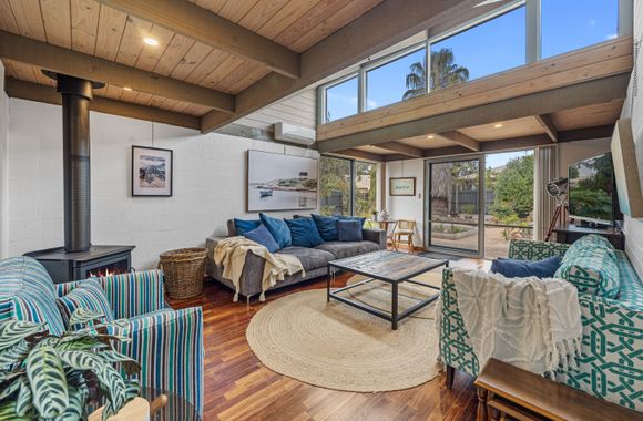 A Sand and Sea Retreat - 150m from Beach, Pet Friendly