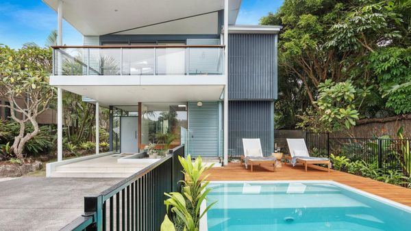 Pool and deck at Wanda