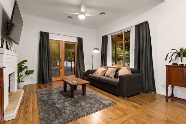 Great spacious lounge area with Smart TV