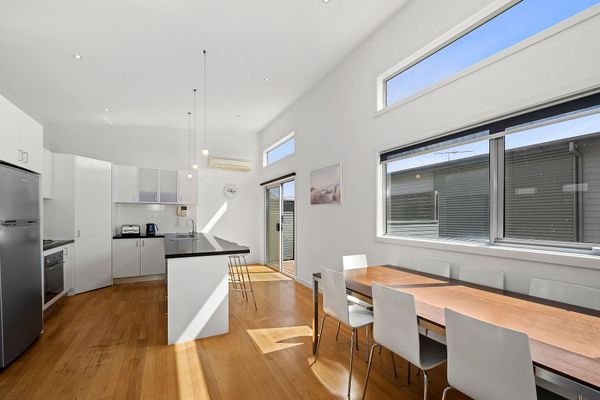 Anderson Central Townhouse | Walk to Shops & Beach