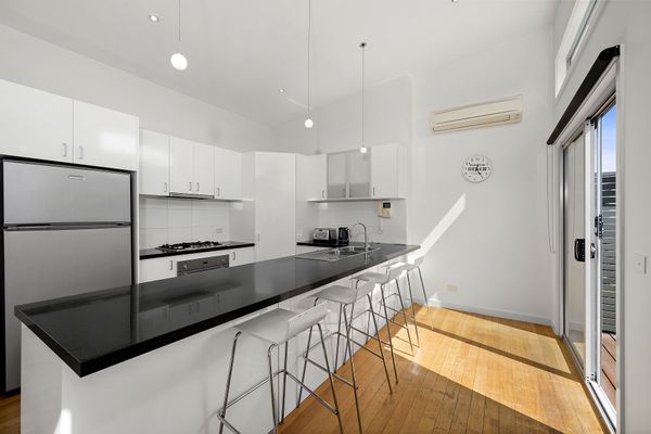 Anderson Central Townhouse | Walk to Shops & Beach