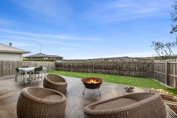Gilmore Retreat Torquay | Fireplace & Views
