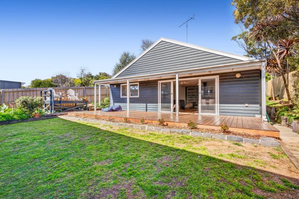 Sunset Surf Retreats | 500m to Beach Pet Friendly with Spa