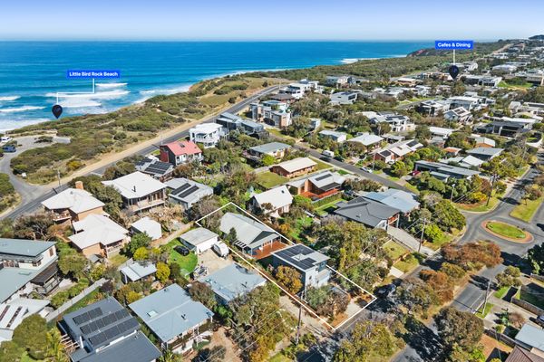 Sunset Surf Retreats | 500m to Beach Pet Friendly with Spa