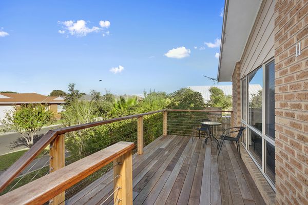 Family Coastal Comfort | 14 guests Walk to Beach