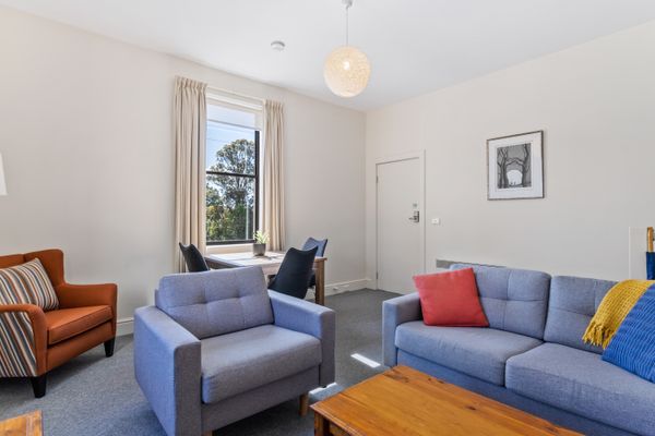 338 on Murray walk to restaurant strip