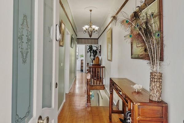 Kallara House walk to restaurant strip