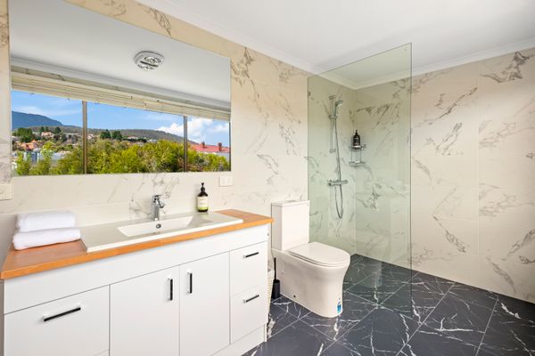 Kallara House walk to restaurant strip