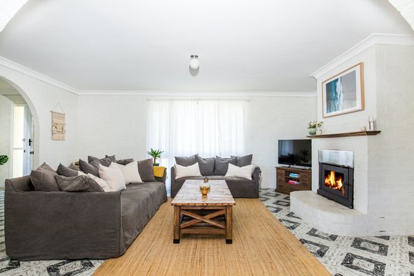 Whitewash – Pet Friendly – 5 Mins Walk to Beach