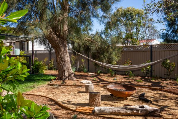The Treehouse – Pet Friendly – 2 Mins Walk to Beach