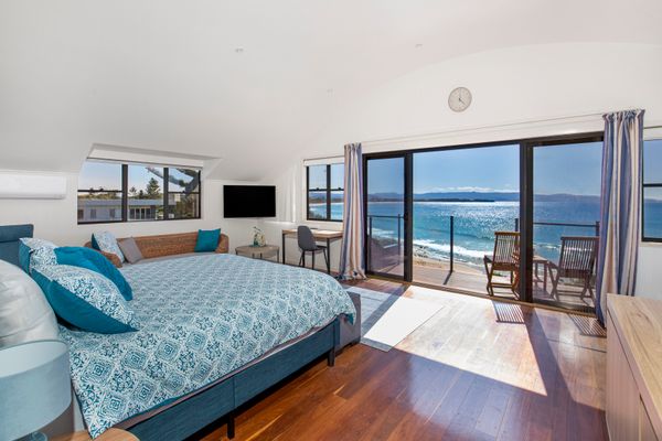 Eclipse – Absolute Beachfront with Stunning Views