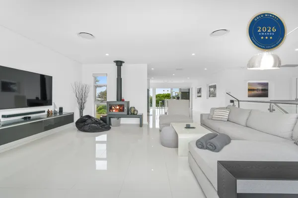 Sea La Vie – Pet Friendly with Fireplace and Swimming Pool & Spa