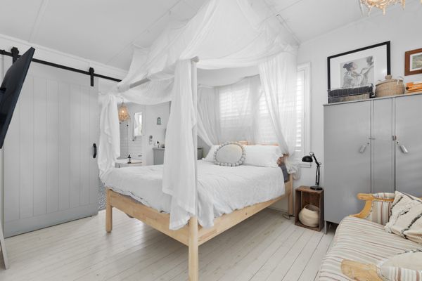 Adrift – Pet-friendly – 5 min Walk to Bay – Rustic Charm