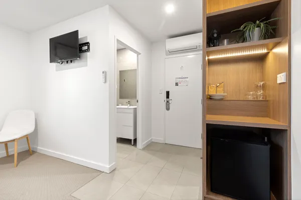 Modern Queen Studio – 6 Min Walk to Beach