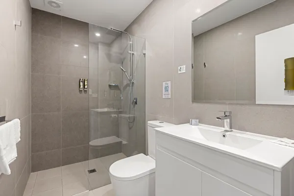 Modern Queen Studio – 6 Min Walk to Beach