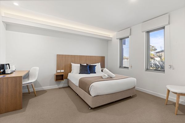 Modern 2 Bed Apartment with BBQ – 6 Min walk to beach