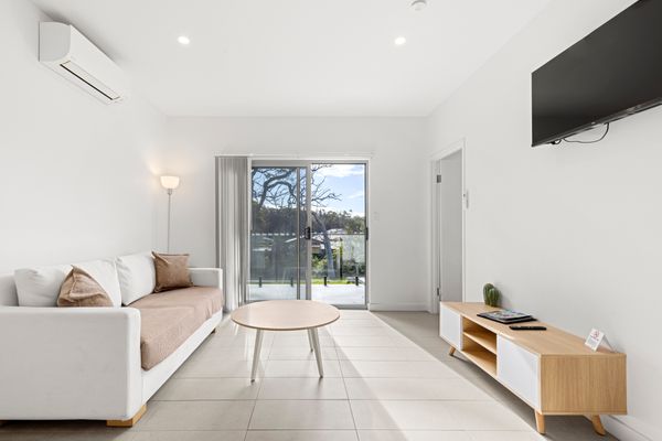 Modern 2 Bed Apartment with BBQ – 6 Min walk to beach