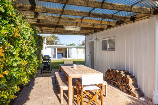 The Cabana – Pet Friendly with Fireplace – 2 Mins to Beach