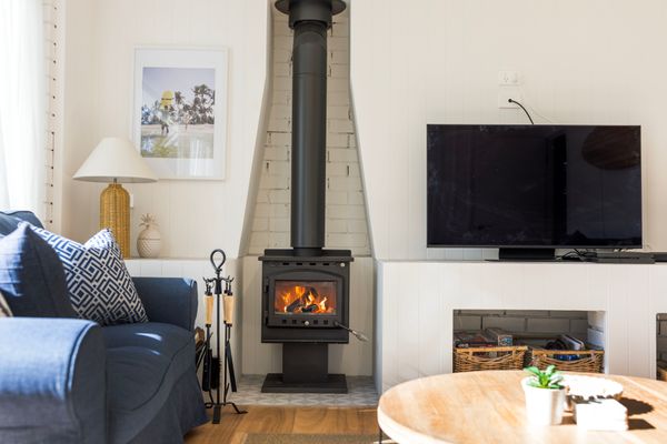 The Cabana – Pet Friendly with Fireplace – 2 Mins to Beach