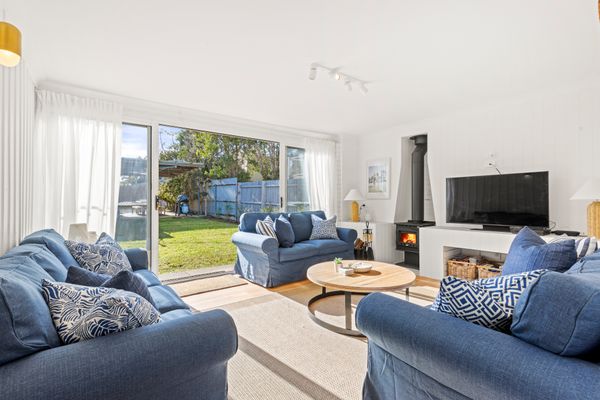 The Cabana – Pet Friendly with Fireplace – 2 Mins to Beach