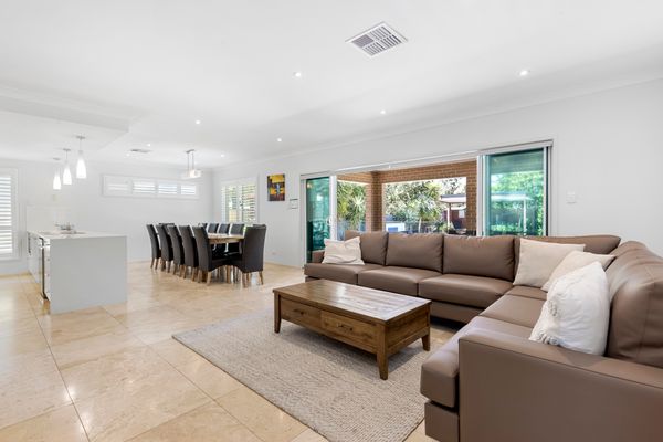 Sunkissed Manor – Swimming Pool – 3 Mins to Beach