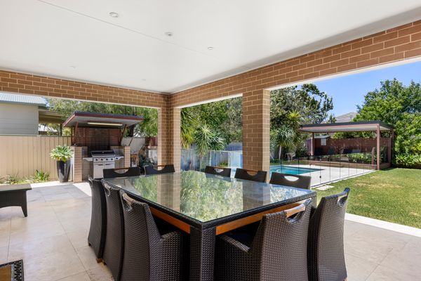 Sunkissed Manor – Swimming Pool – 3 Mins to Beach