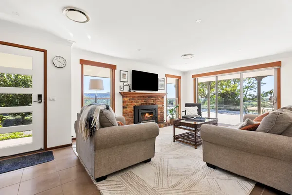 Moonraker – Fireplace with Swimming Pool