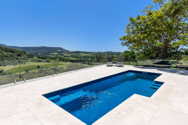 Moonraker – Fireplace with Swimming Pool