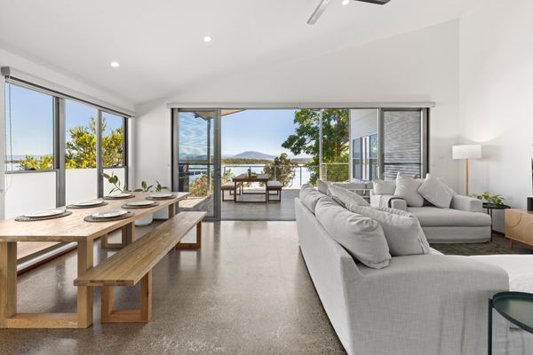 Pelican Retreat – Pet Friendly – Absolute Waterfront
