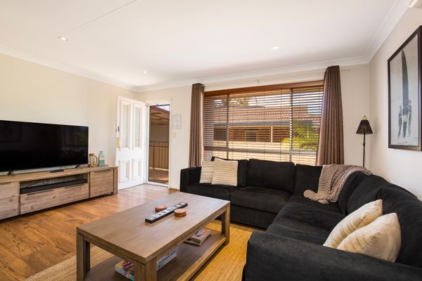 Cosy living room with 55 inch smart TV with Sound bar + Netflix, Foxtel & Amazon Prime