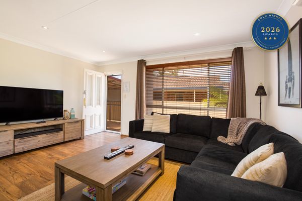 Cosy living room with 55 inch smart TV with Sound bar + Netflix, Foxtel & Amazon Prime