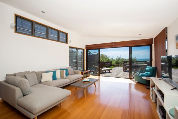 Illaroo – Absolute Beachfront with Spa