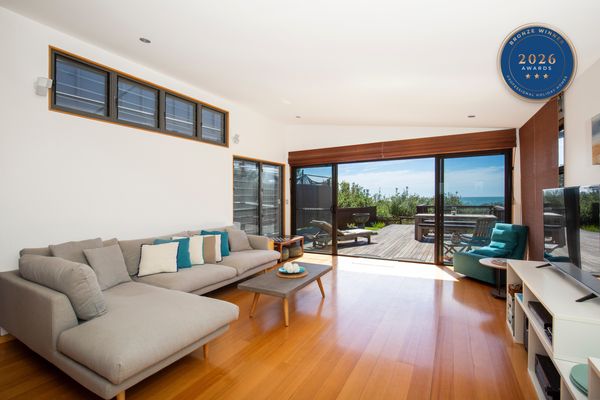 Illaroo – Absolute Beachfront with Spa