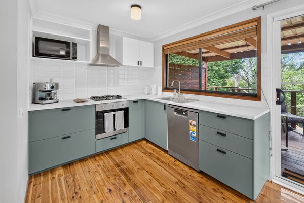Two Decks on Bass | A simple Blue Mountains Escape