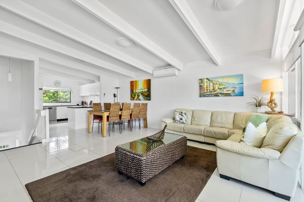 Sabia Beach House 2.0 – Beachfront – Sleeps 6